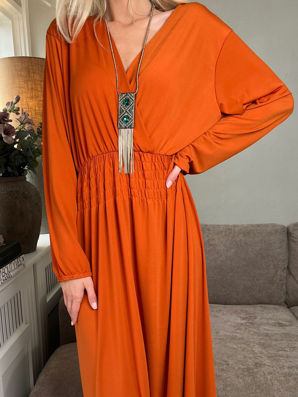 Pams Long Sleeve - Lang elastisk plus size kjole i krølfrit stof